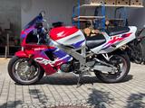 Honda Fireblade CBR 900 RR SC28 - HONDA CBR 900 RR FIREBLADE