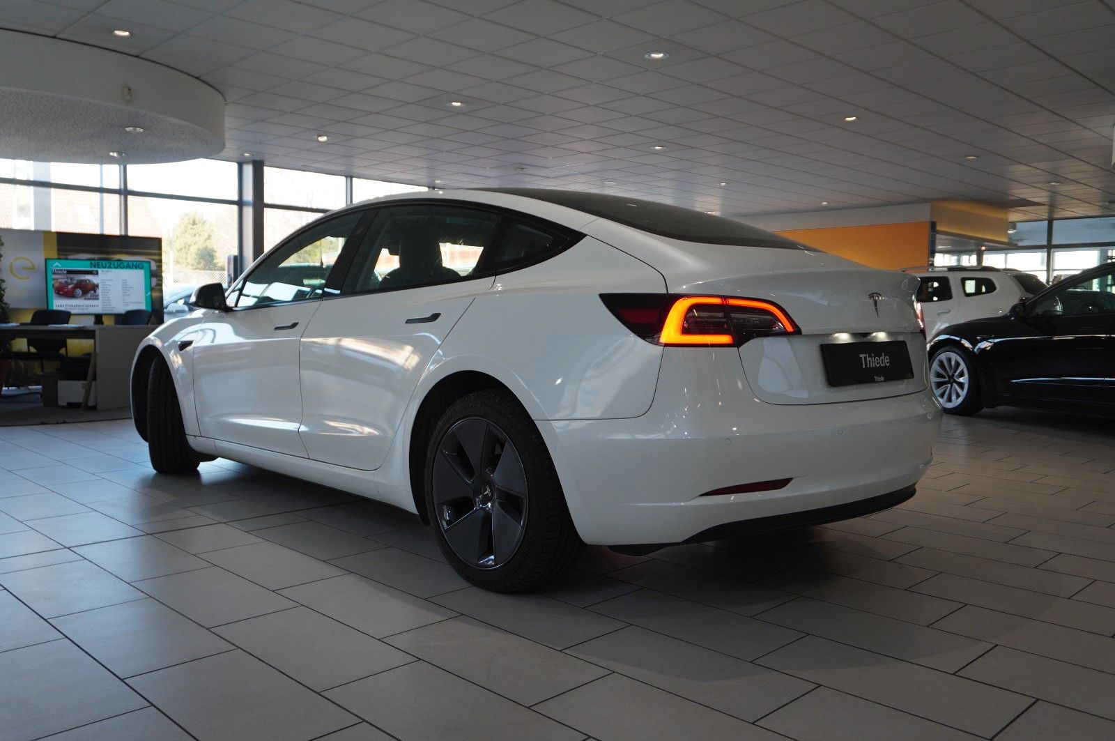 Fahrzeugabbildung Tesla Model 3 Standard Range Plus NAVI/KAMERA/SH/WÄRME