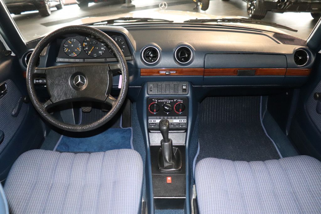 Fahrzeugabbildung Mercedes-Benz 200 Oldtimer H-Kennzeichen Traumzustand Note 2+