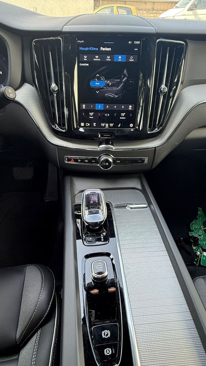 Fahrzeugabbildung Volvo XC 60 XC60 R-Design Black Edition AWD fahrbereit