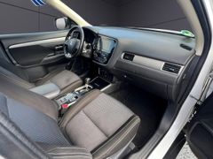 MITSUBISHI Outlander 4x4 KLIMA,NAVI,PDC,360CAM,SHZ,XENON,BT