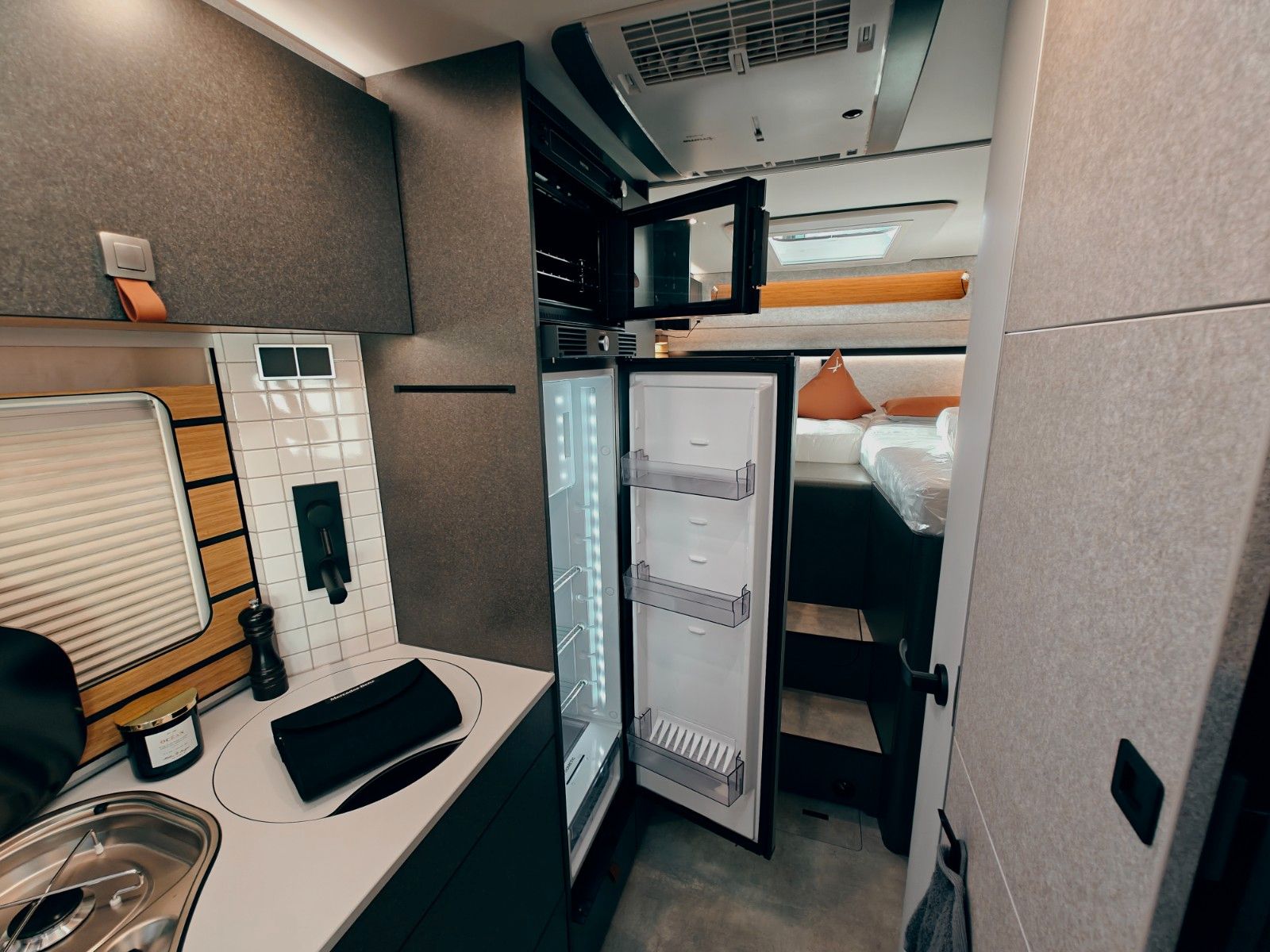 Fahrzeugabbildung HYMER / ERIBA / HYMERCAR ML - T 580 4x4² RSX - SANSIBAR® LTD. PTS PANTONE