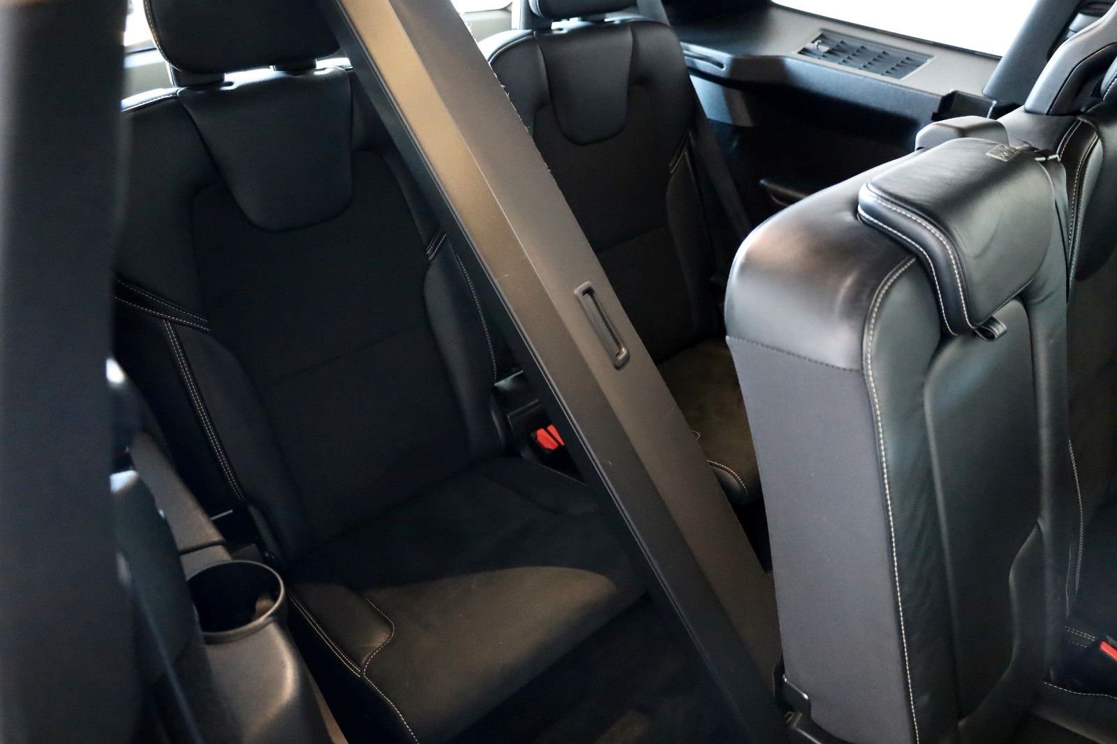 Fahrzeugabbildung Volvo XC90 R Design AWD 7 Sitzer,Leder,Navi,360°,AHK