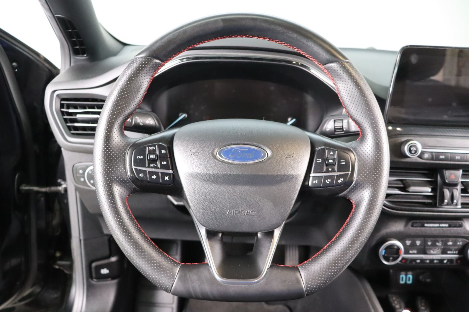 Fahrzeugabbildung Ford Focus St-Line * LED * Keyless * Navi * RFK