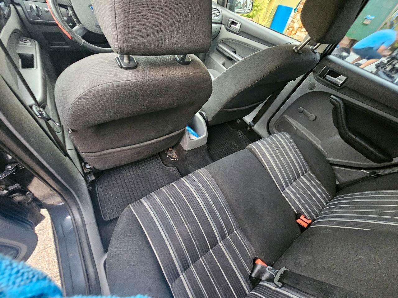 Ford Focus 2010 — interior