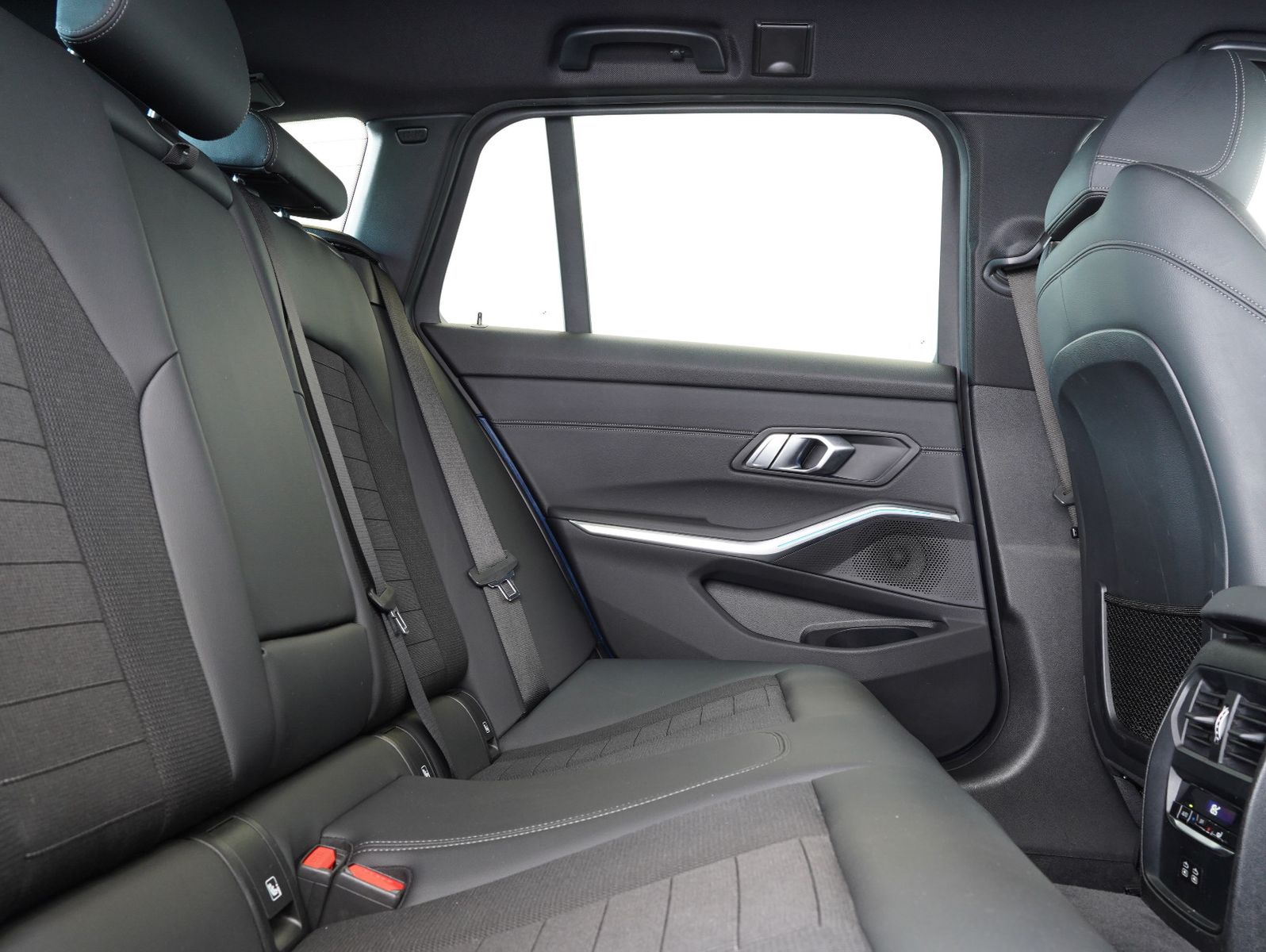 Fahrzeugabbildung BMW 330 e Touring Sport Line INDIVIDUAL/HEADUP/LASER