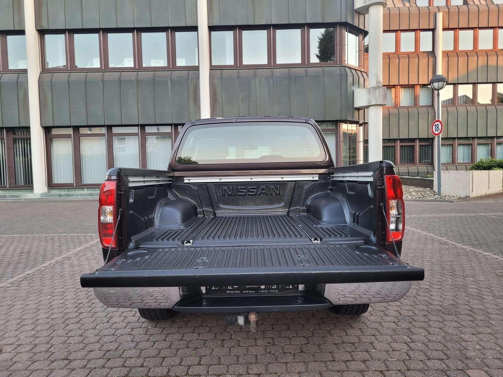 NISSAN NAVARA 2.5 dCi 190ch 4X4 - DOUBLE CAB - ATTELAGE - CLIM BIZONE - SIÈGES CHAUFFANTS - RÉGULATEUR DE VITESSE