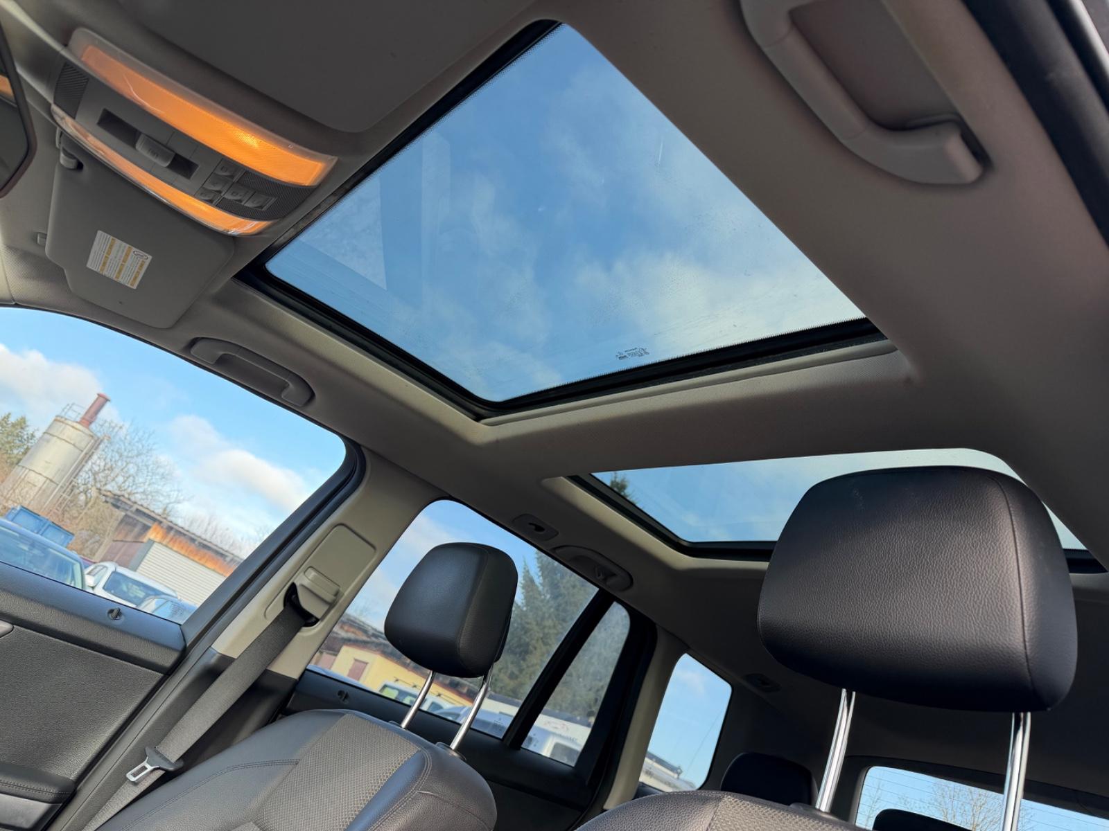 Mercedes-Benz GLK350 2011 — photo 17