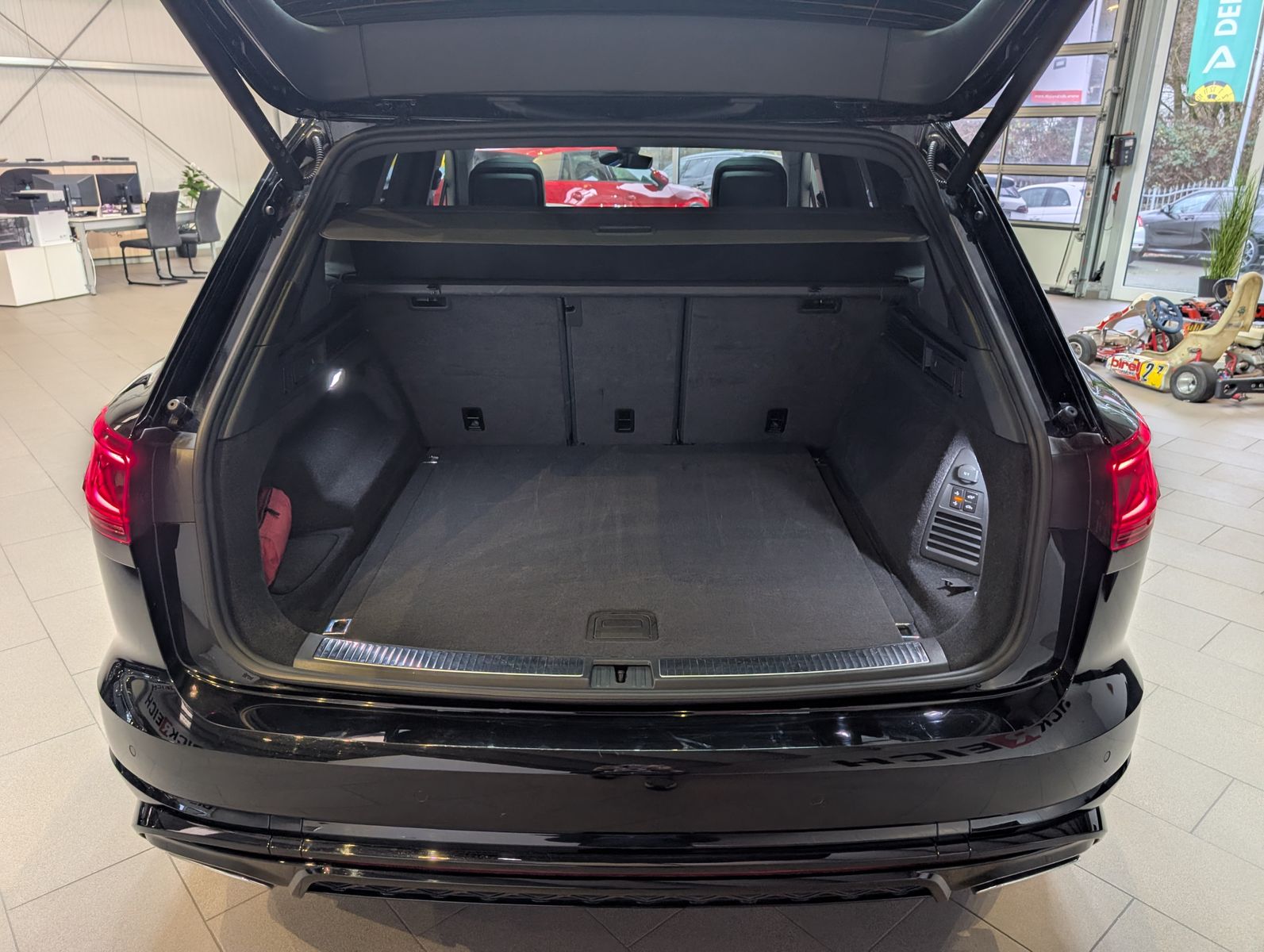 Fahrzeugabbildung Volkswagen Touareg 3.0TDI 4M R-Line VOLL Black 22" UPE 114T