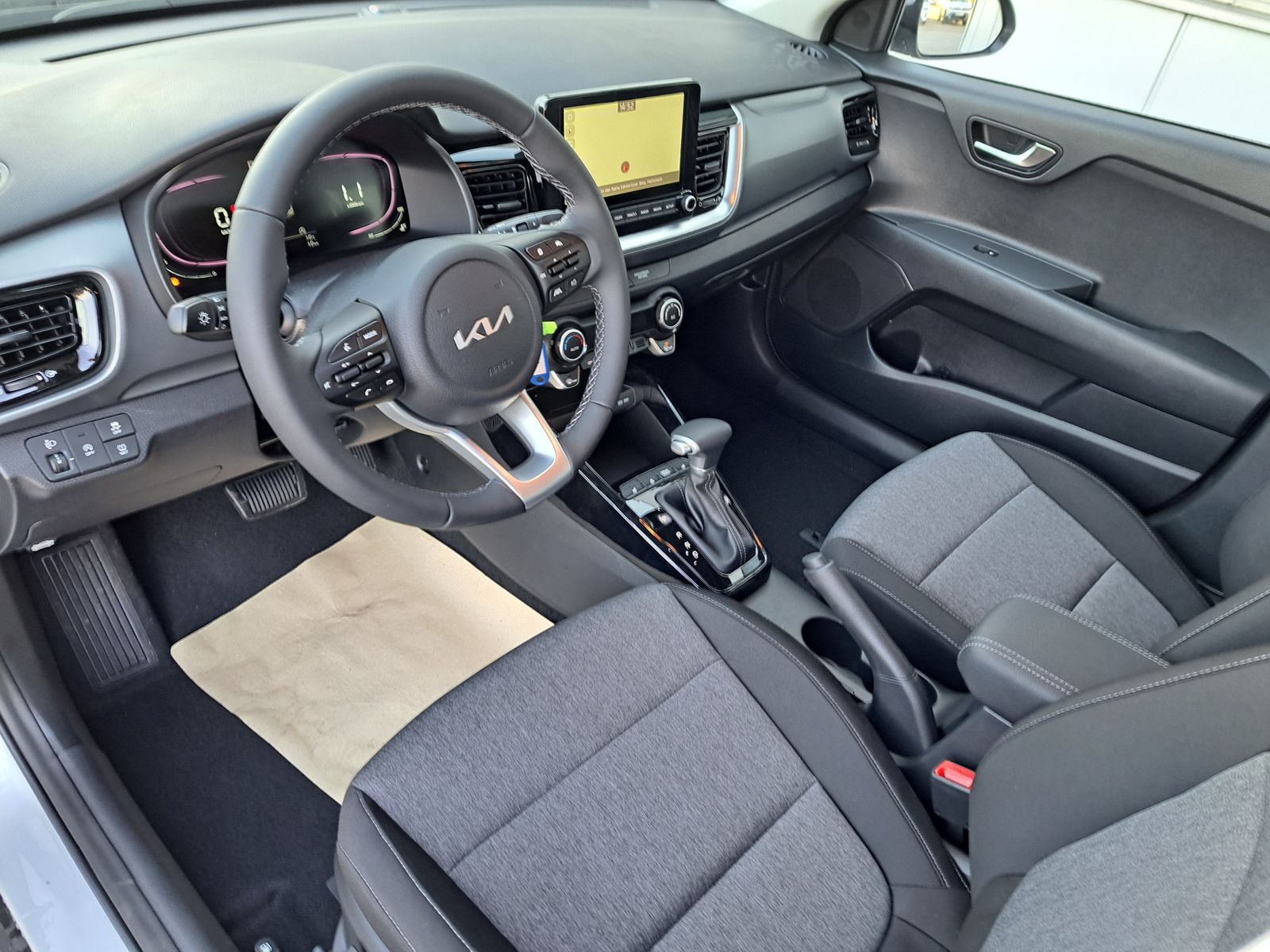 Fahrzeugabbildung Kia Stonic 1.0 T-GDI AUTOMATIK LED NAVI WINTERPAKET