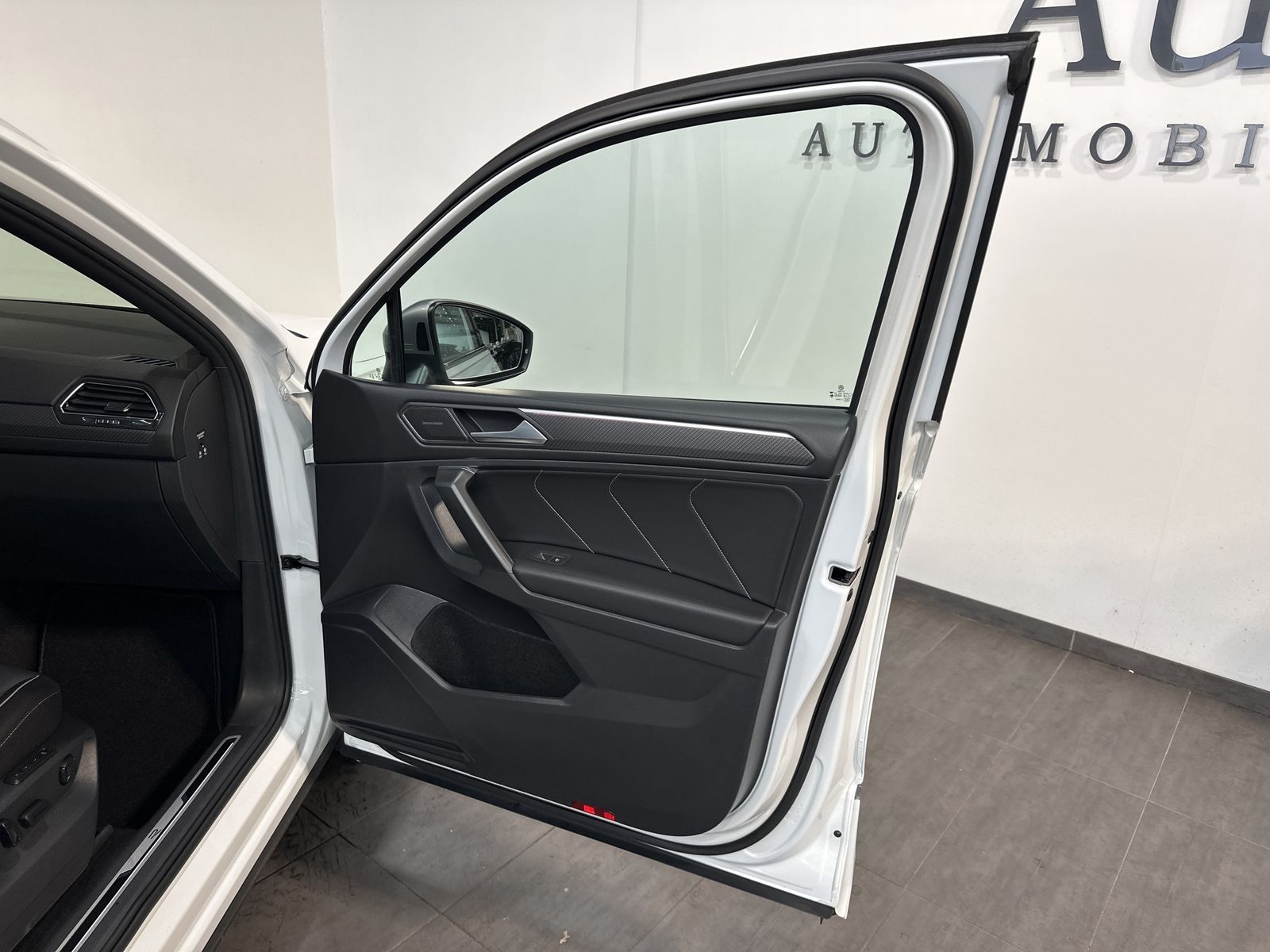 Fahrzeugabbildung Volkswagen Tiguan Allspace R-Line 4M NAV+IQLIGHT+PANORAMA