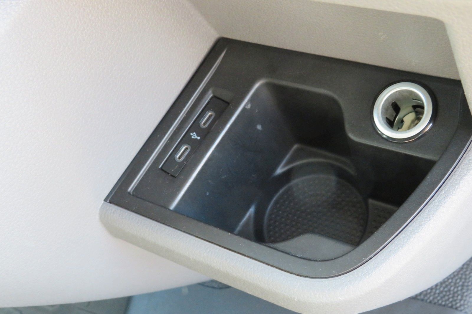 Fahrzeugabbildung Volkswagen T6.1 Kombi TDI 9SITZE GRA PDC APP-CONNECT SITZH.