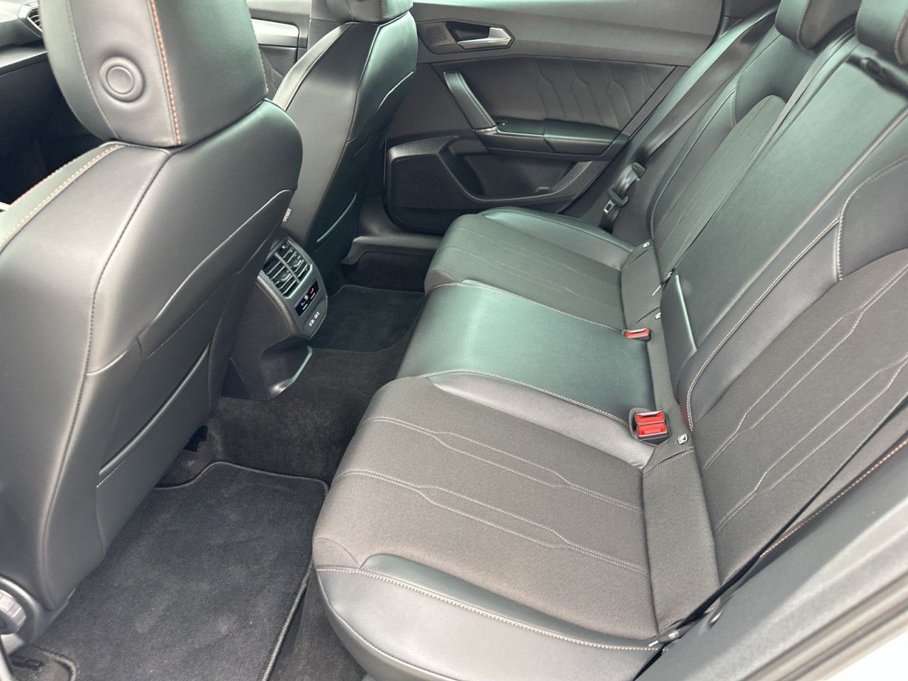 Fahrzeugabbildung CUPRA Leon 1.5 TSI 150 PS 6-Gang - mit KI generiert/bearbeitet