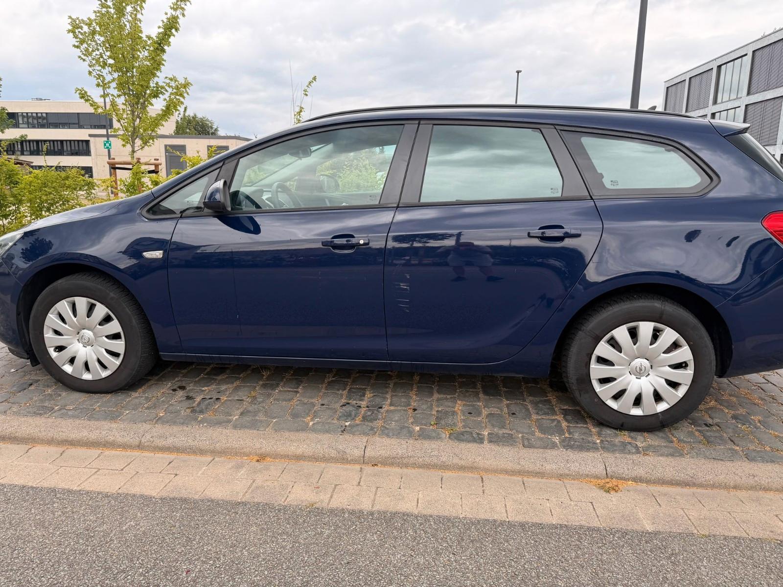 Opel Astra 2015 — rear view