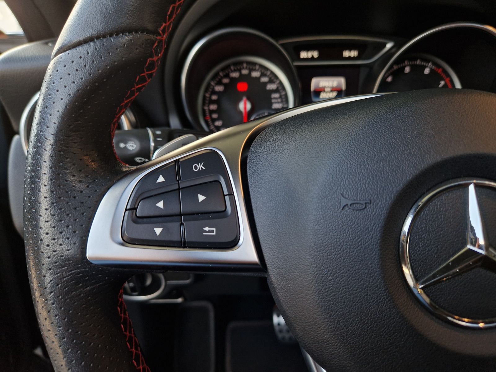 Fahrzeugabbildung Mercedes-Benz GLA 250 4Matic AMG-LINE PANO LED