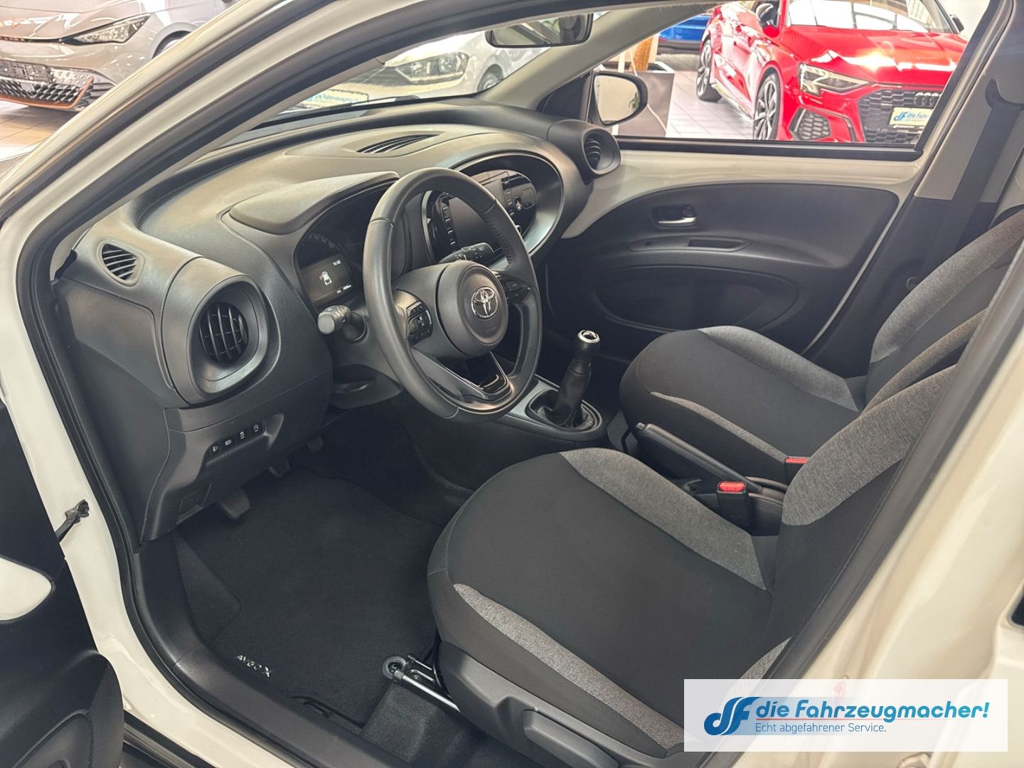 Fahrzeugabbildung Toyota Aygo X Play Apple CarPlay Android Auto Mehrzonen
