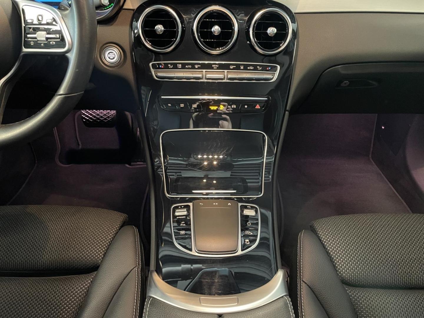 MERCEDES-BENZ GLC 300e 194CH 4X4 BVA - HAYON ÉLECTRIQUE - VOLANT EN CUIR - ATTELAGE - HUD - CAMÉRA - LED - CARPLAY - 1ERE MAIN