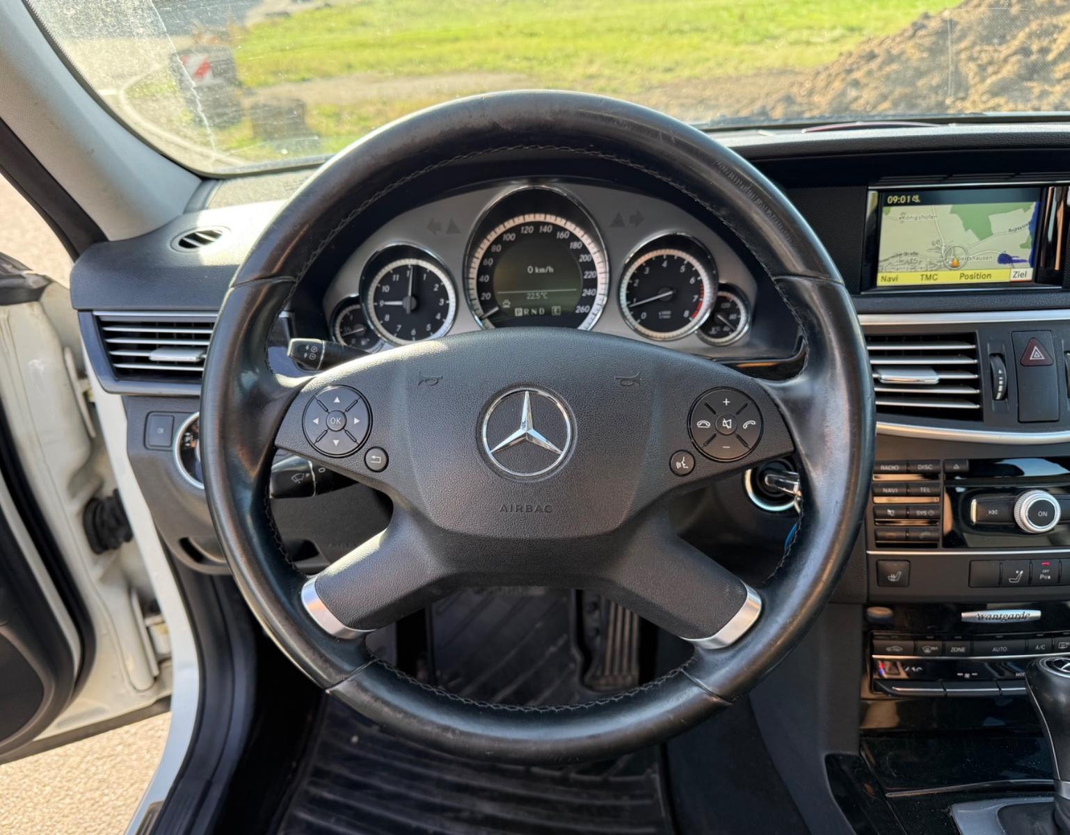 Mercedes-Benz E200 2010 — photo 16
