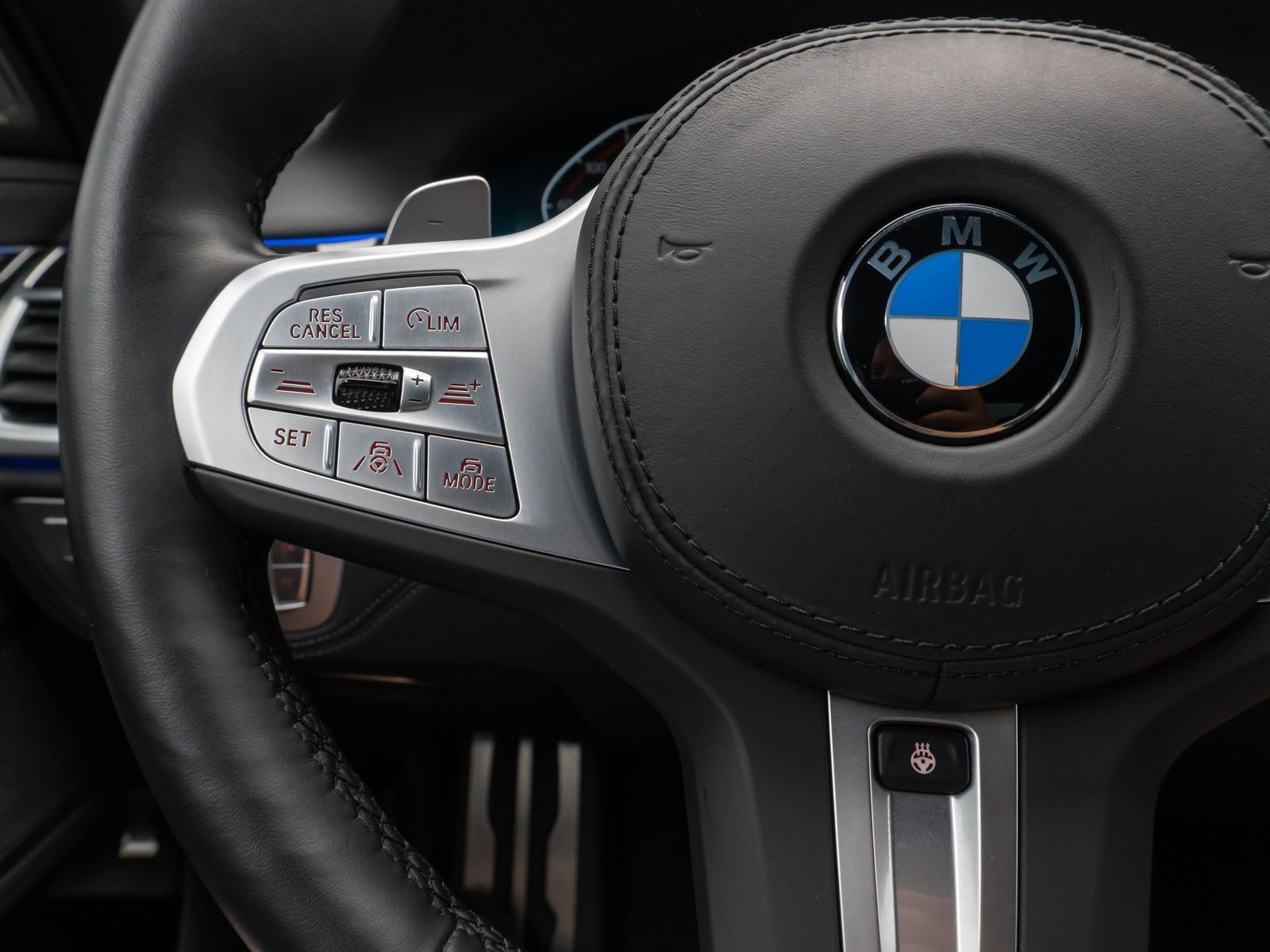 Fahrzeugabbildung BMW 740d xD M Sport 360°Laser HUD H/K SoftCl Massage