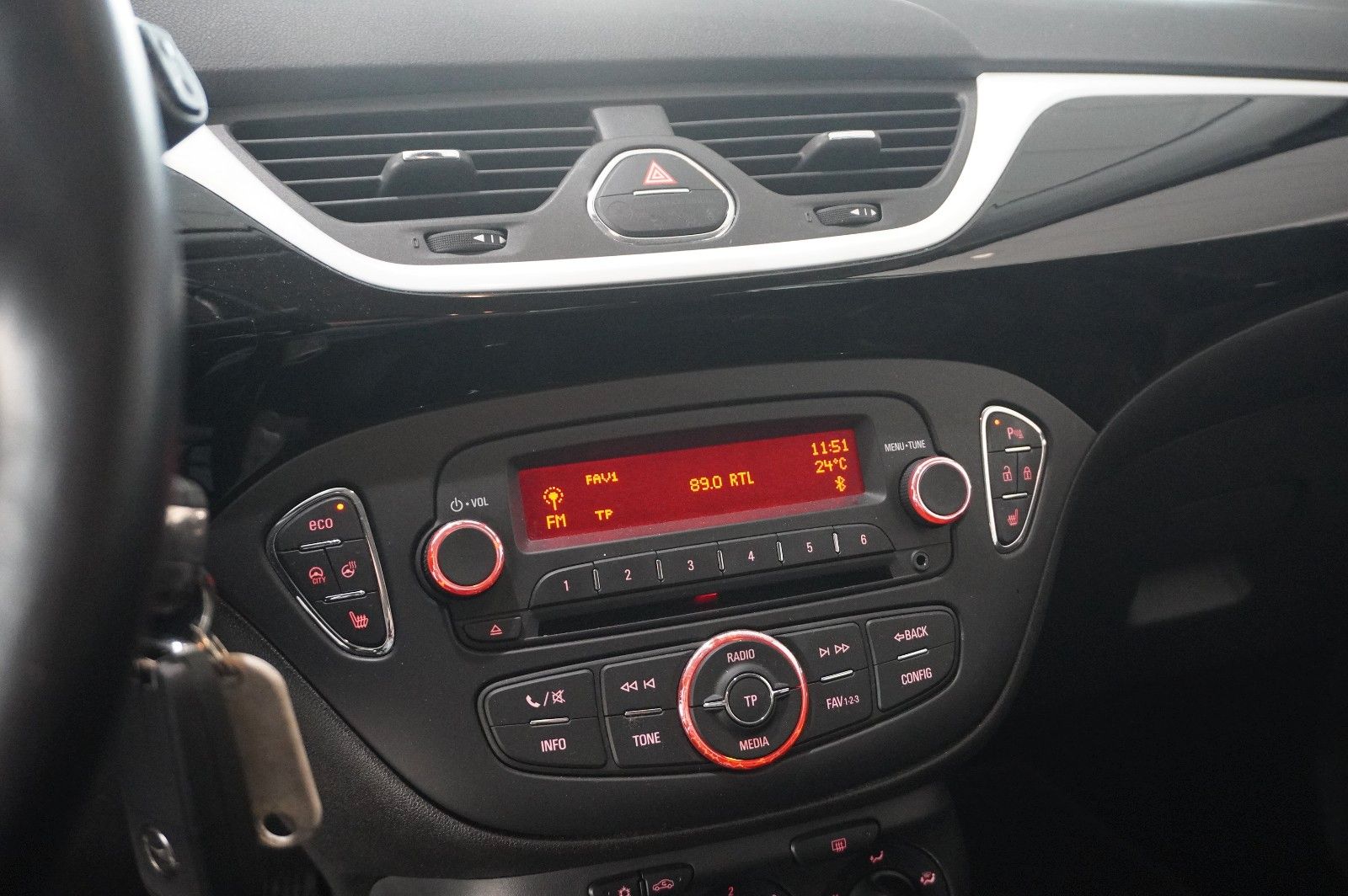 Fahrzeugabbildung Opel Corsa E 1.2 COLOR EDIT. AUTOM. LED/SHZ/SPORT/USB