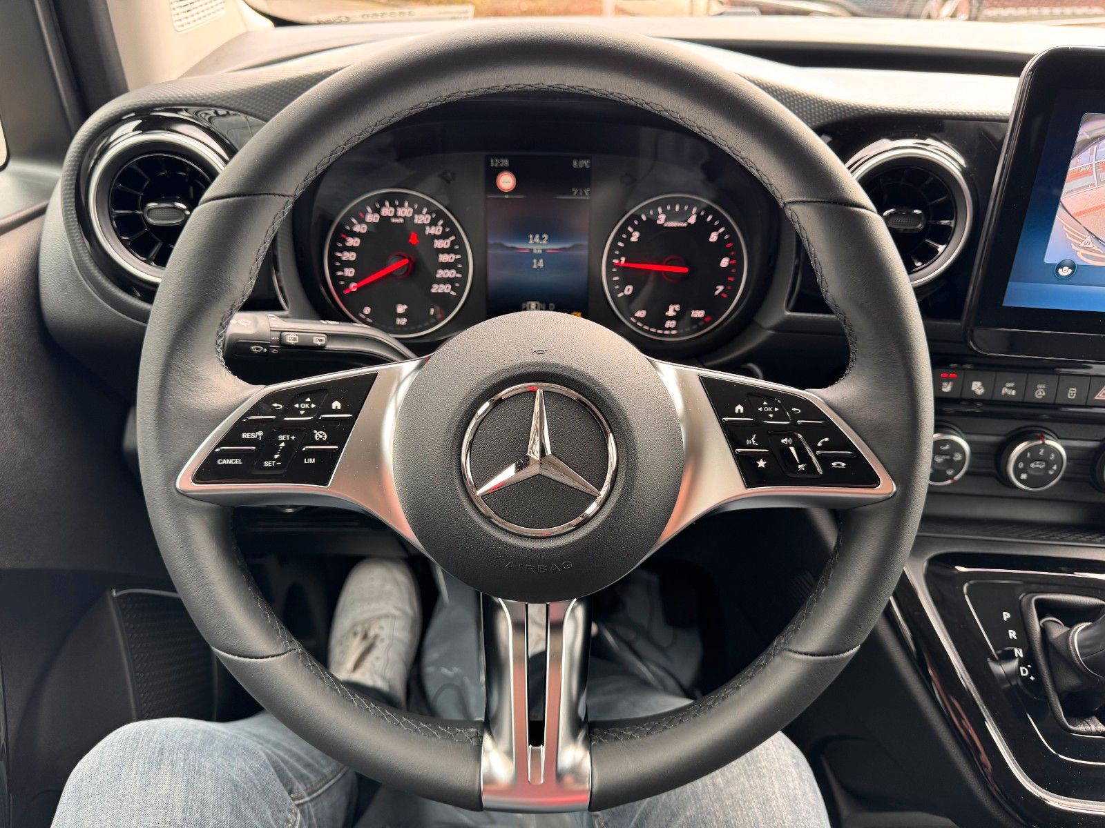 Fahrzeugabbildung Mercedes-Benz T 180 Style LED Kamera KEYLESS MBUX SHZ