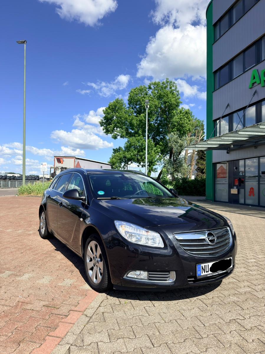 Opel Insignia 2011 — вигляд ззаду