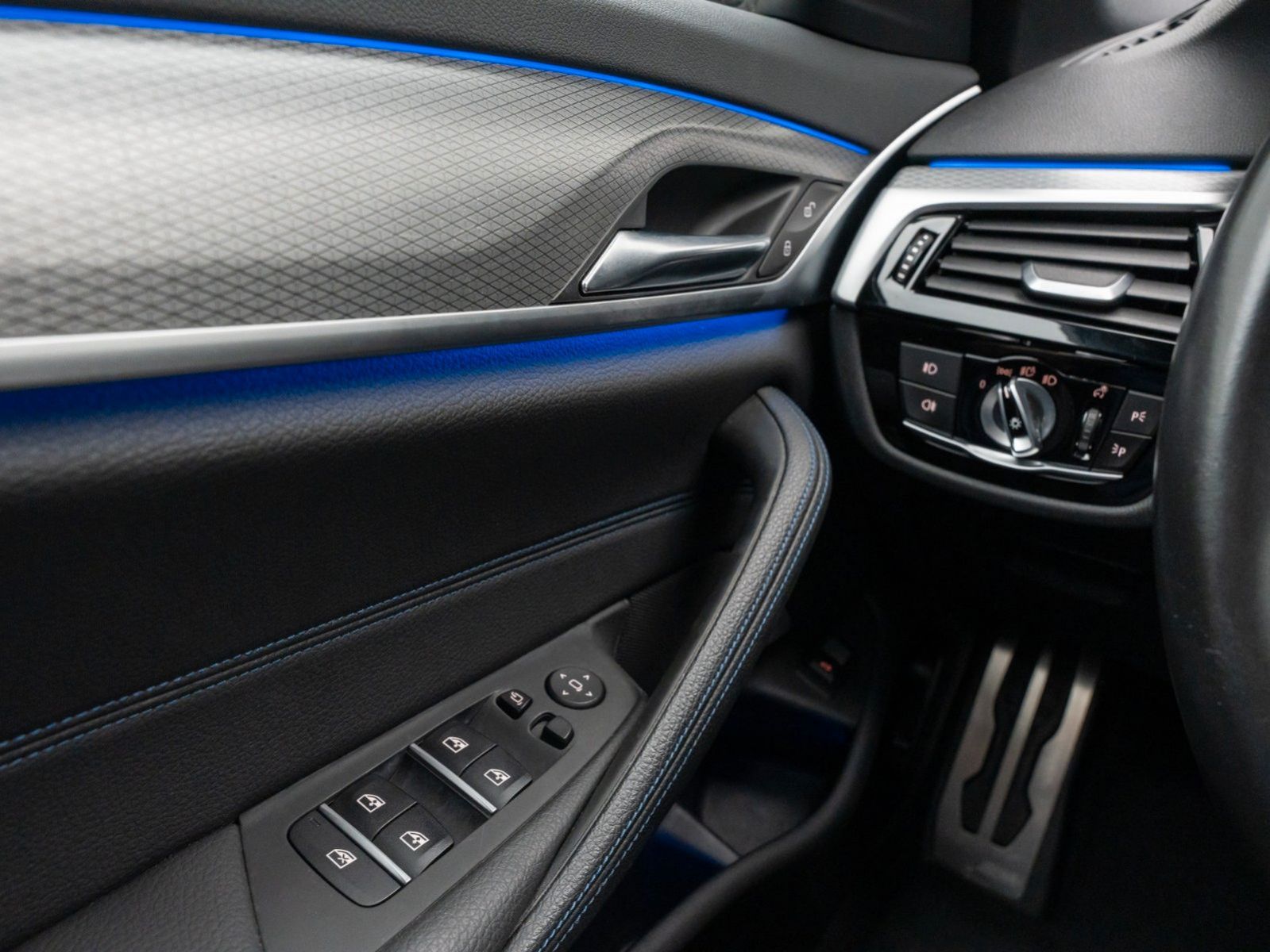 Fahrzeugabbildung BMW 520d xD M Sport LED Alarm DAB Kamera Parkassist