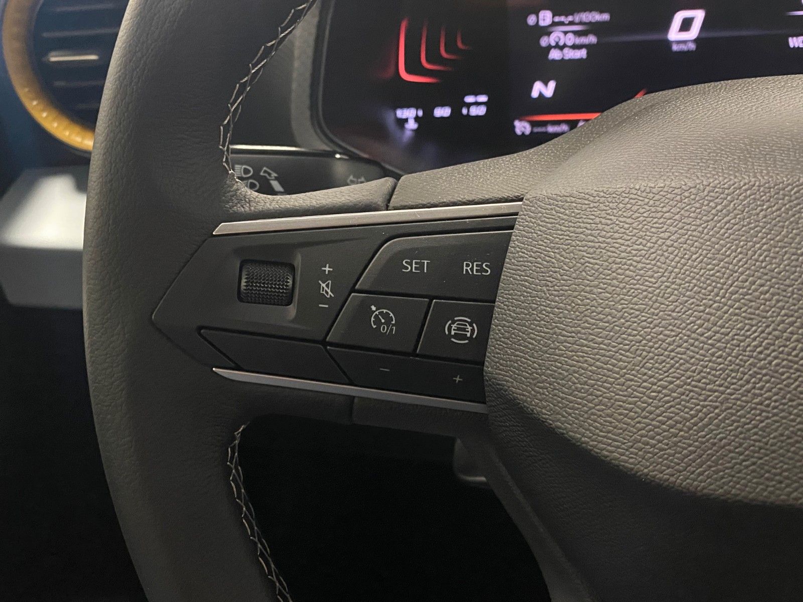 Fahrzeugabbildung SEAT Arona 1.0 TSI DSG STYLE+5 JAHRE GARANTIE+AHK+LED