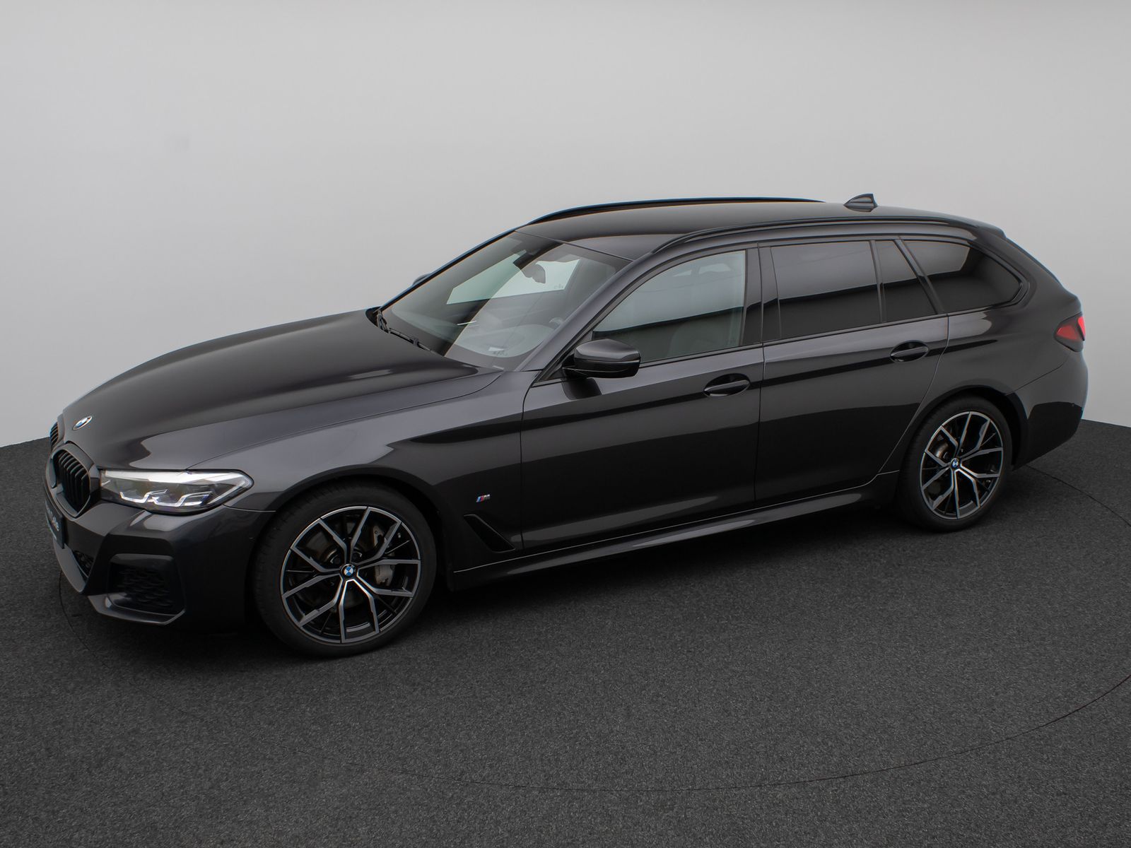 Fahrzeugabbildung BMW 530d xD M Sport Kamera HUD DAB H/K Komfort Alarm