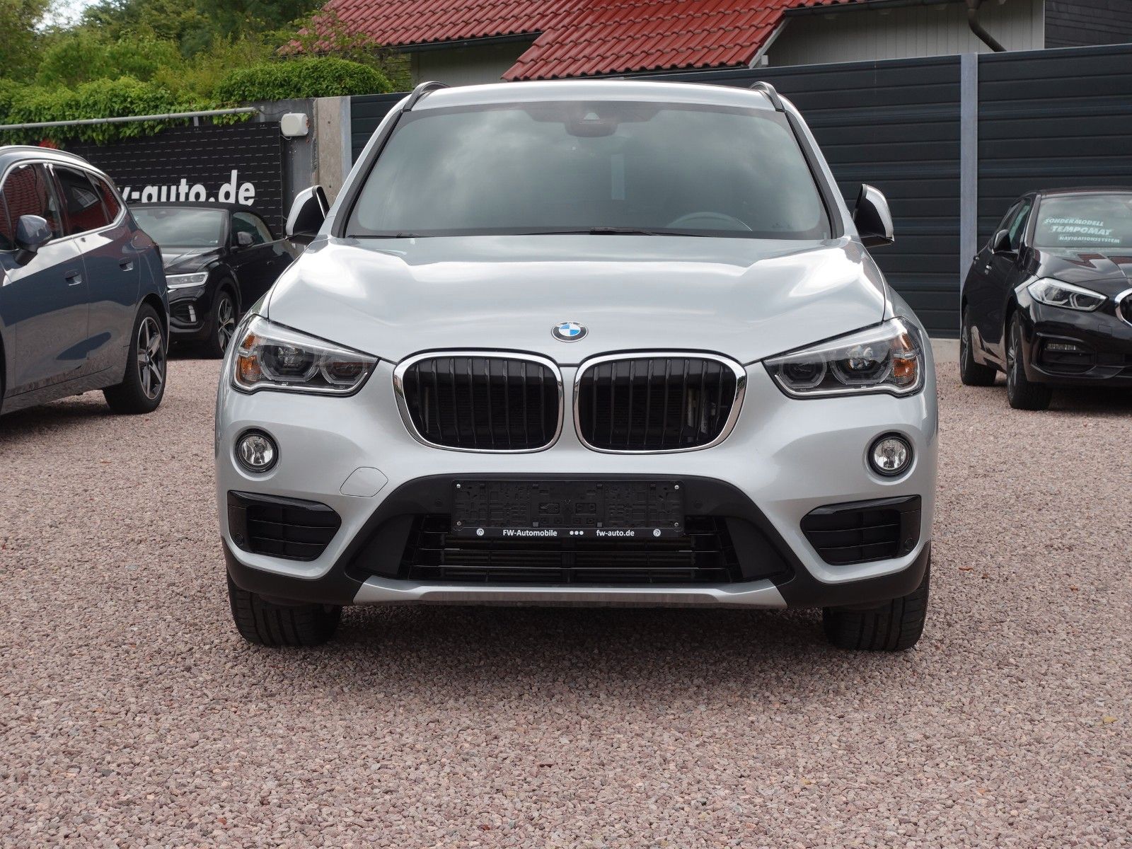 Fahrzeugabbildung BMW X1 xDrive20i A Sport Line I.Hd/AHK/LED/HeadUp/18