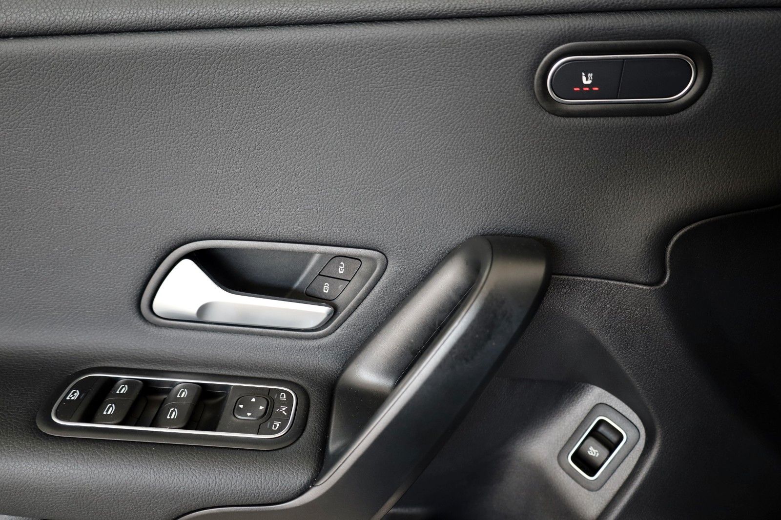 Fahrzeugabbildung Mercedes-Benz CLA 200 Coupè, Navi, LED, SH, Kamera, Widescreen