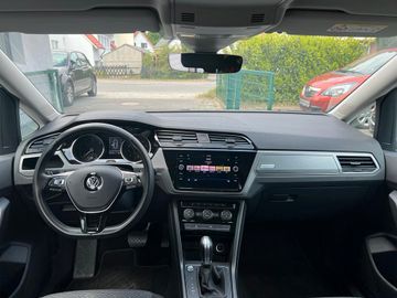 Fahrzeugabbildung Volkswagen Touran Comfortline. Start-Stopp. Neuer Motor.