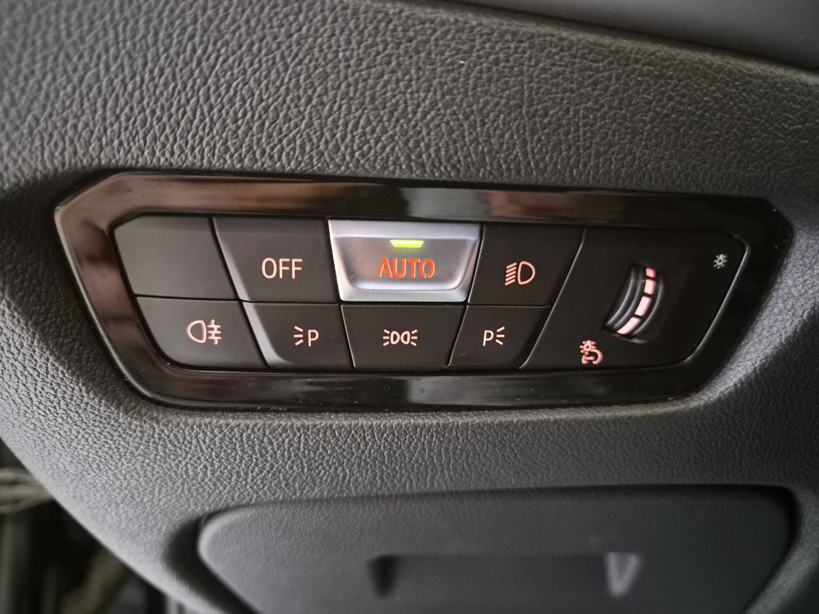 Fahrzeugabbildung BMW 330 e Advantage / NAVI / KLIMA / Garantie