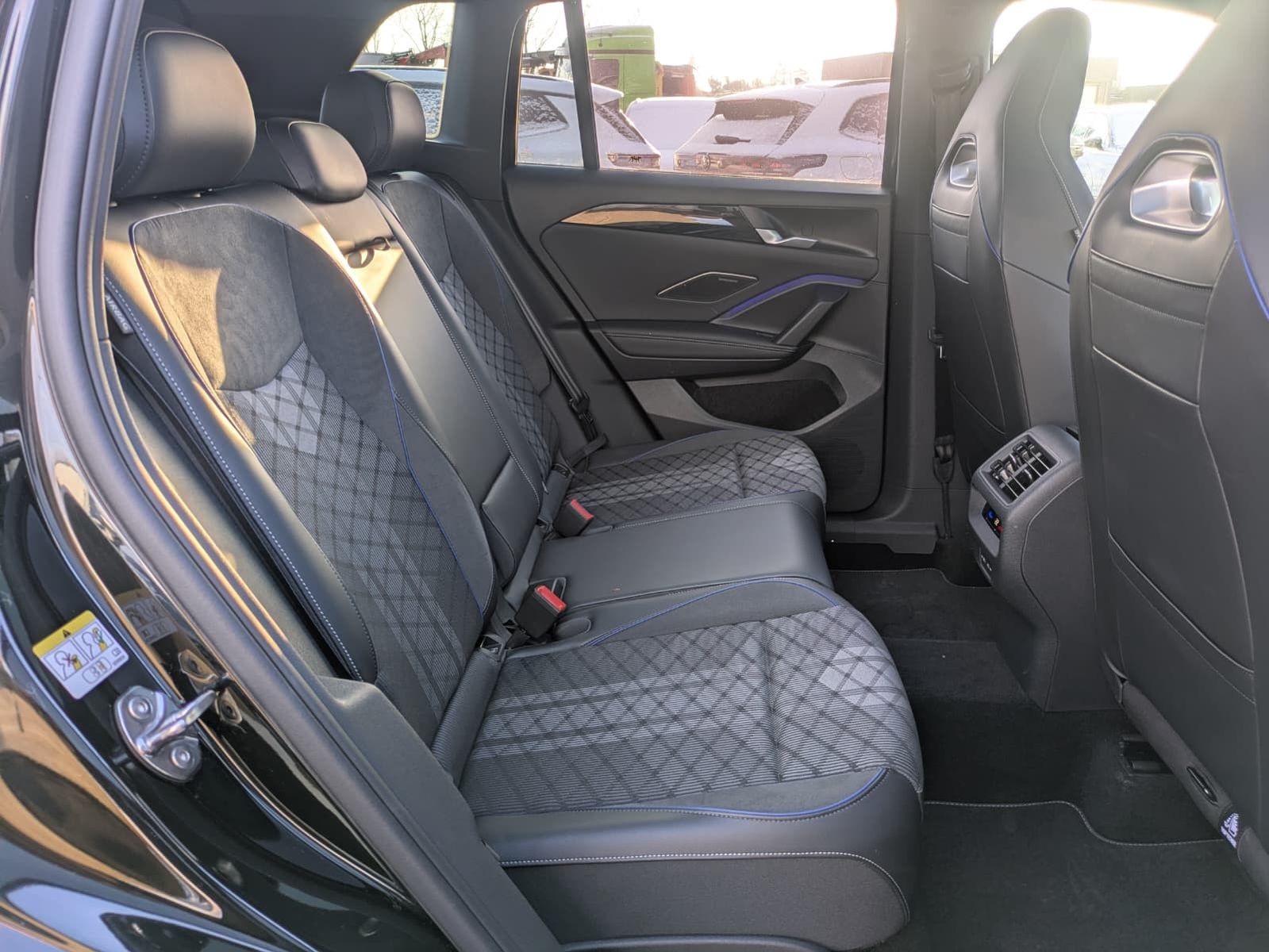 Fahrzeugabbildung Volkswagen Tiguan 2.0 TDI 4M R-Line PANO*H&K*AHK*MATRIX*20"