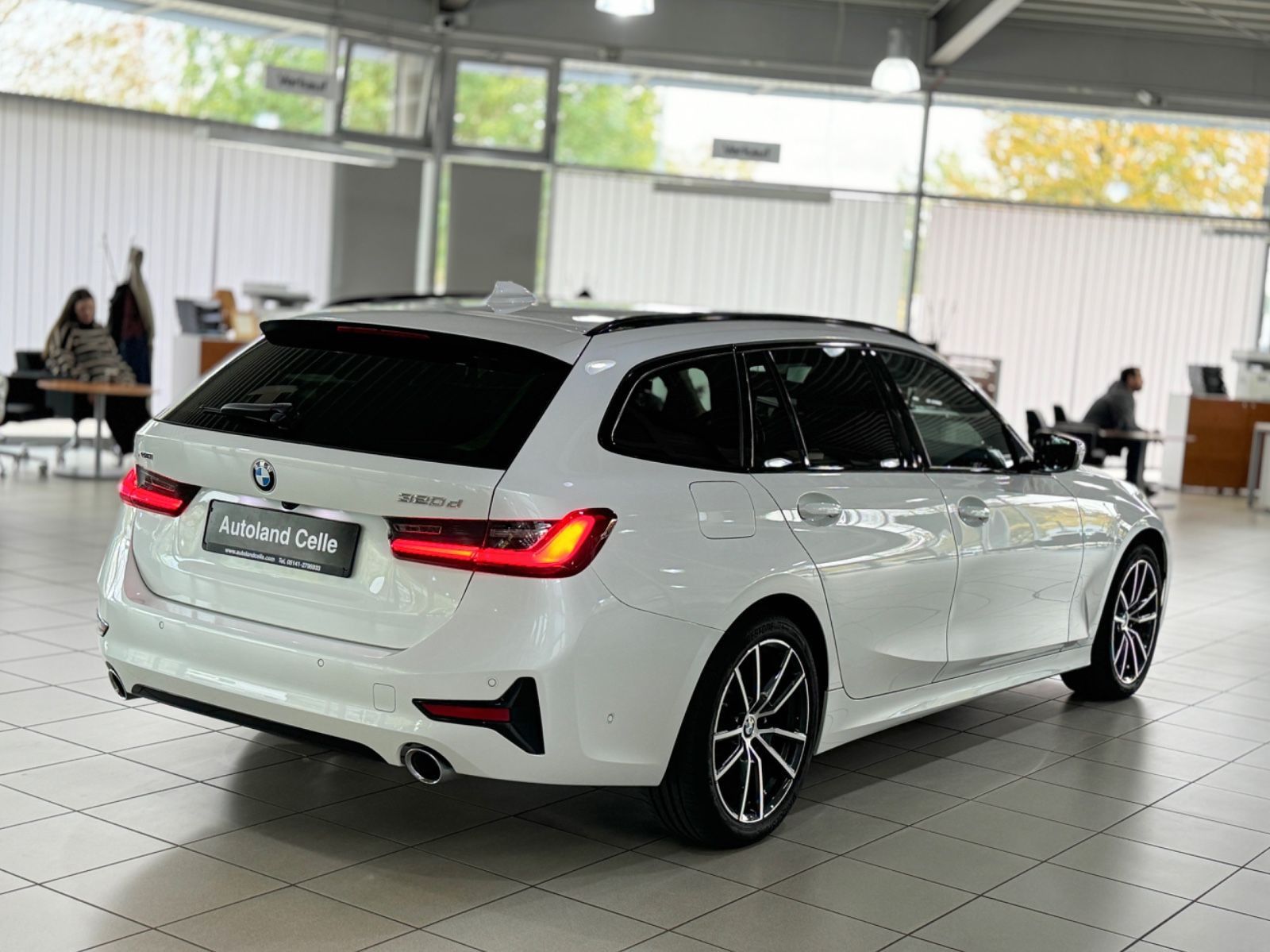 Fahrzeugabbildung BMW 320d xD Sport Line Kamera Laser HUD HiFi Komfort