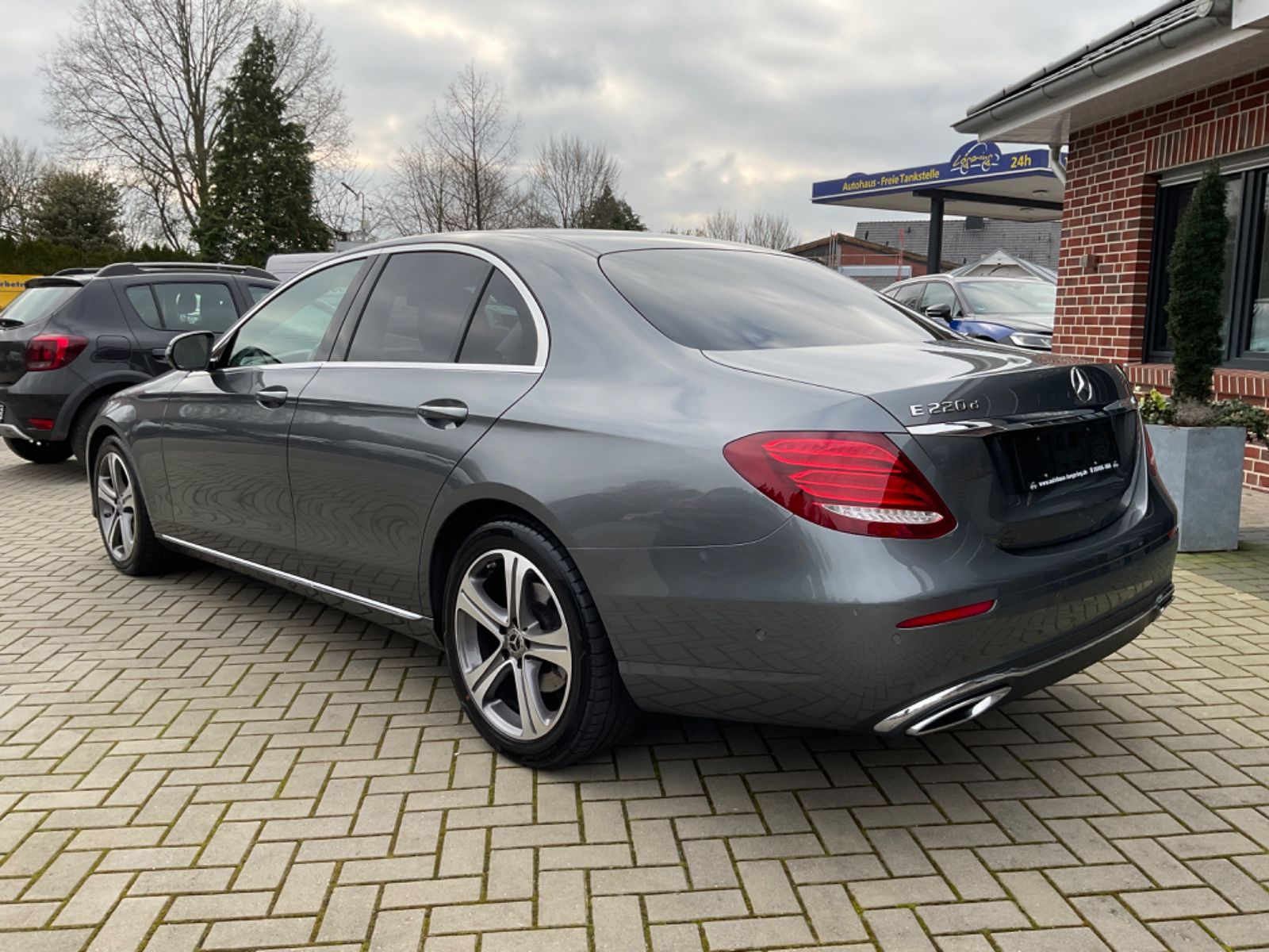 Fahrzeugabbildung Mercedes-Benz E 220 d Limo,Autom,Kamera,Comand,LED,17