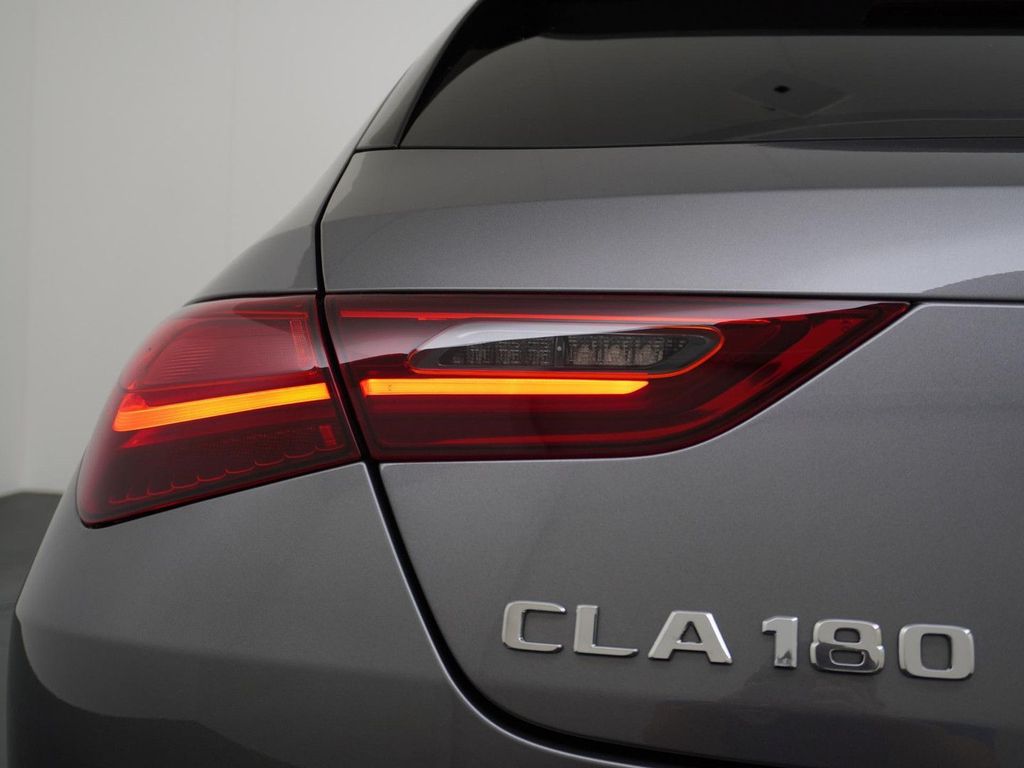 Mercedes-Benz CLA 180 Shooting Brake Star Edition Luxury Line