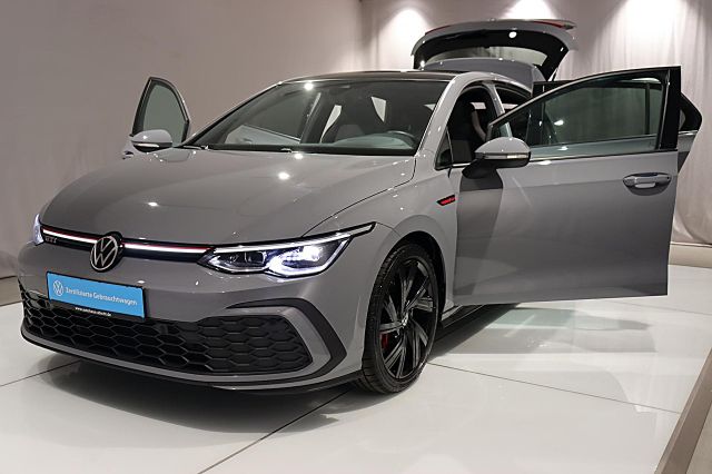 Golf GTI 2.0TSI DSG ACC KAMERA NAVI PANO SPORTFW