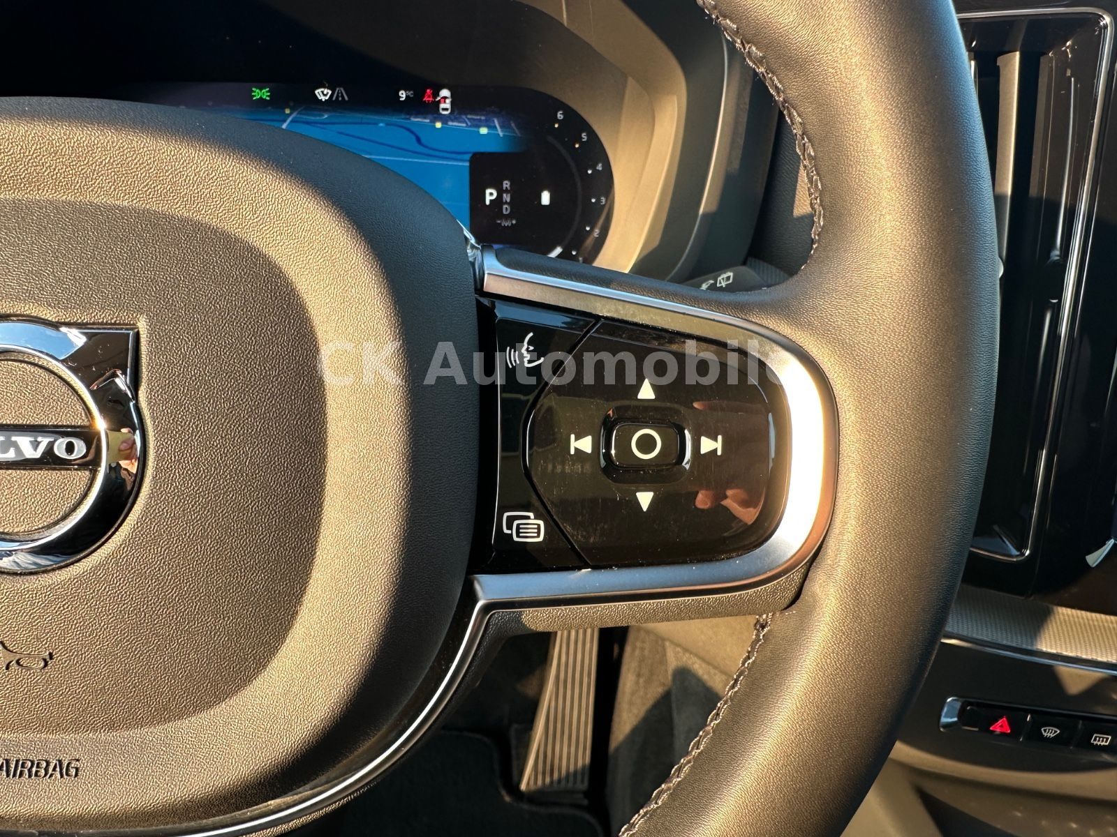 Fahrzeugabbildung Volvo XC60 B4 Plus Dark AWD/BLIS/Navi/LED/Kamera/AHK