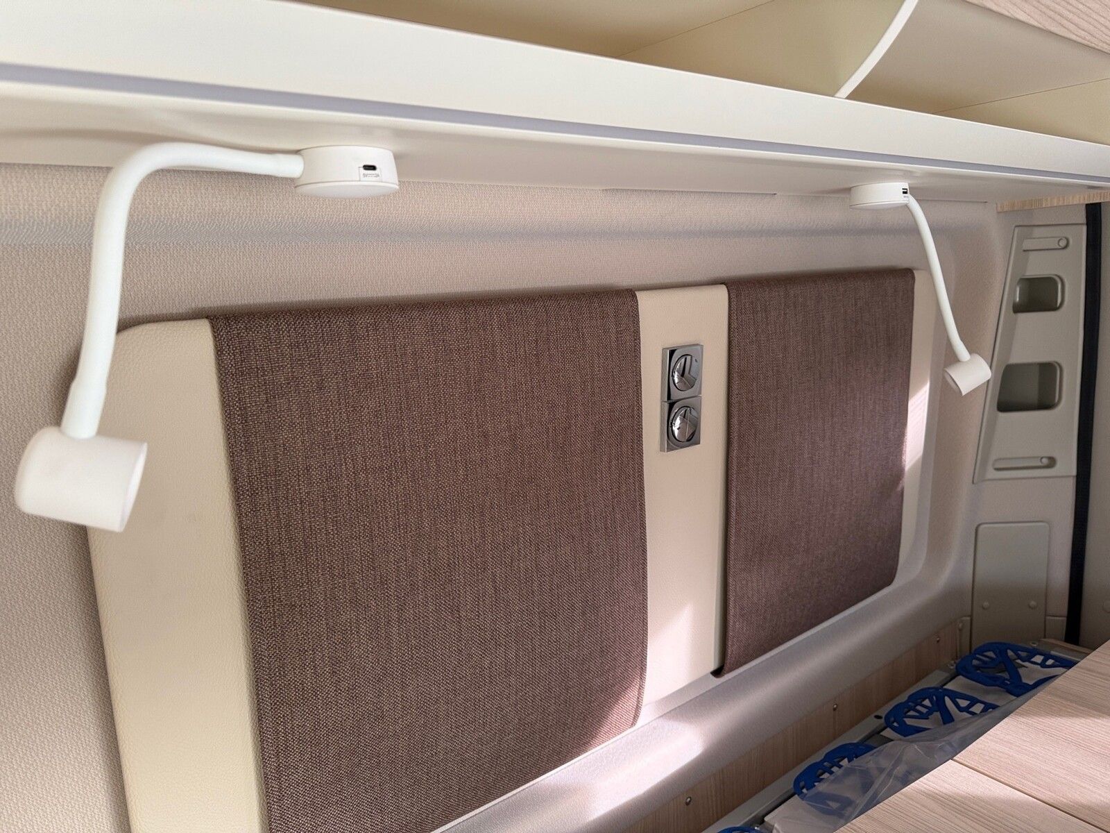 Fahrzeugabbildung Eura Mobil Van V 595 HB Pop-Up Dach, Captain-Chair-Sitze