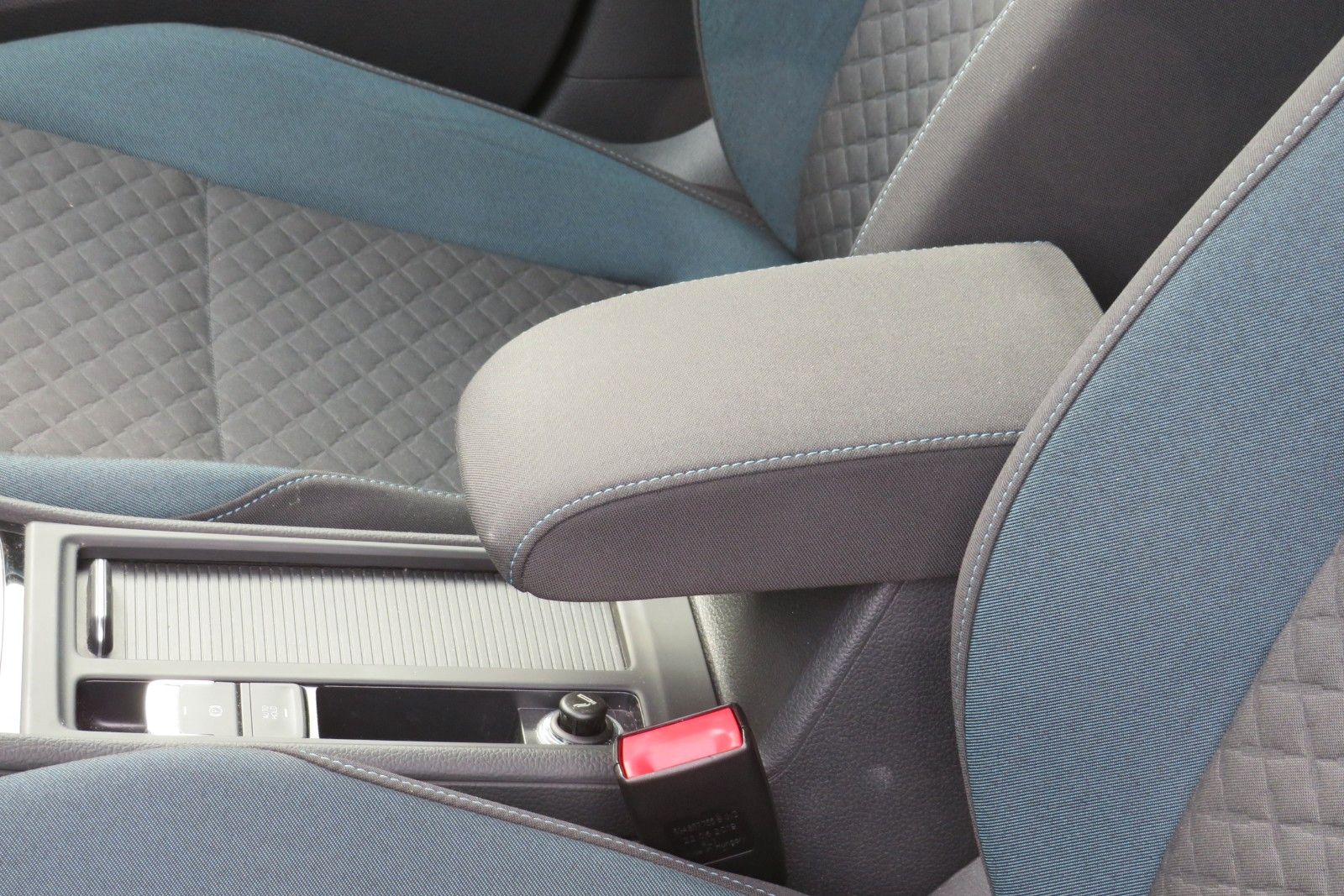 Fahrzeugabbildung Volkswagen Golf TDI IQ.DRIVE ACC NAVI AHK LED SPORTPAKET