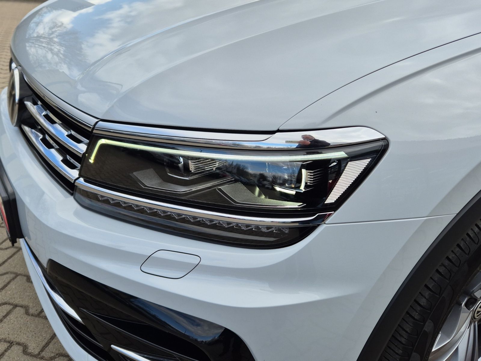 Fahrzeugabbildung Volkswagen Tiguan 2.0 TDI DSG R-Line AHK LED HuD Navi ACC