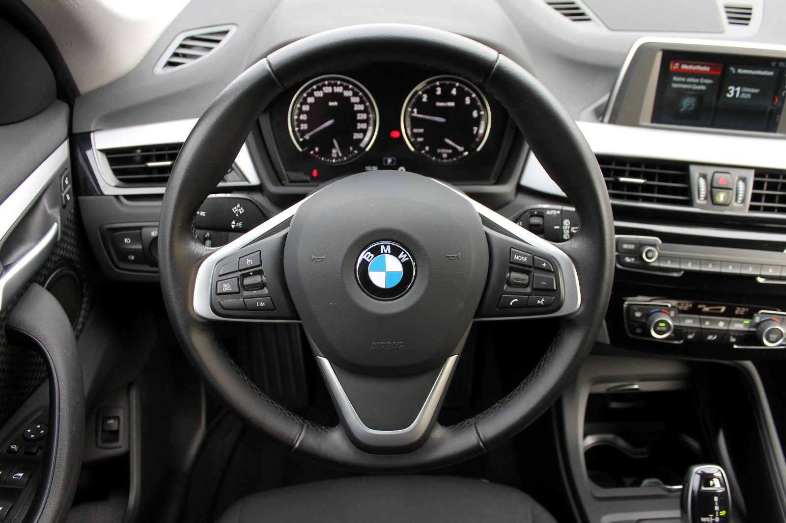 Fahrzeugabbildung BMW X1 sDrive 20i Steptr. Advantage KAM PDC SHZ TEMP