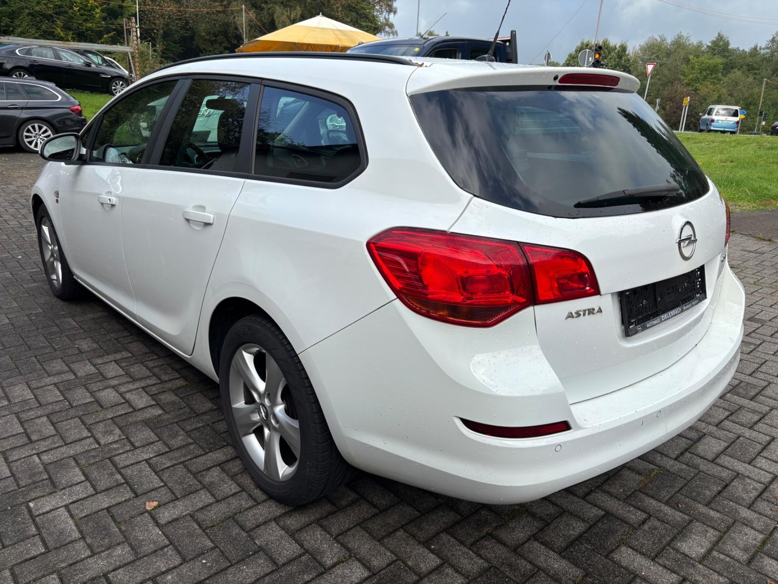Opel Astra 2012 — двигун 1.686 cm³, 110 HP (81kW)