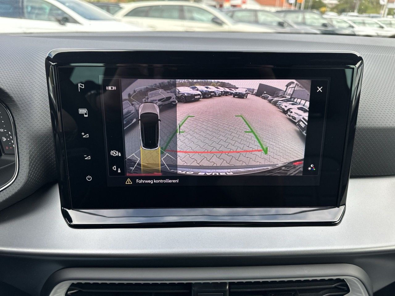 Fahrzeugabbildung SEAT Arona FR 1.0 TSI 116 PS 6-Gang - mit KI generiert/bearbeitet