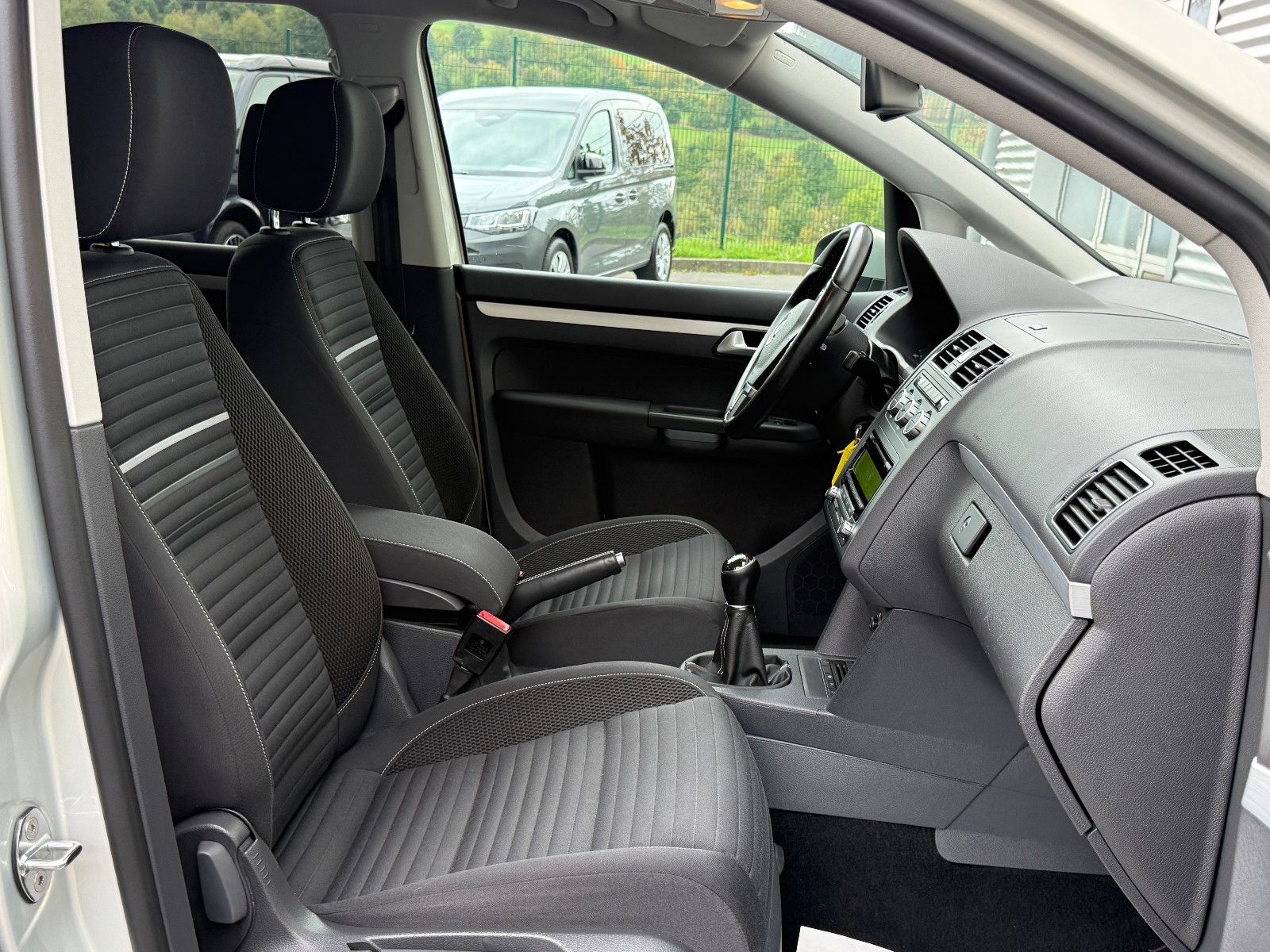 Fahrzeugabbildung Volkswagen Touran Cup 1.2 TSI 7-Sitzer Bi-Xenon GRA SHZ PDC