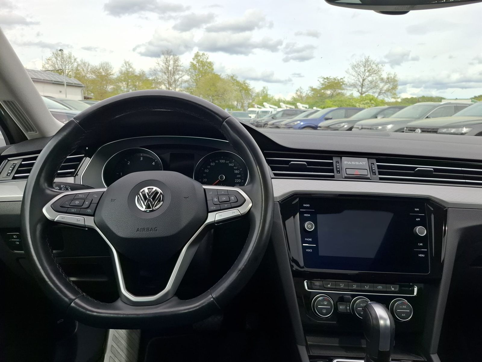 Fahrzeugabbildung Volkswagen Passat 2.0 TDI Business DSG PANO*AHK*ACC*KAMERA
