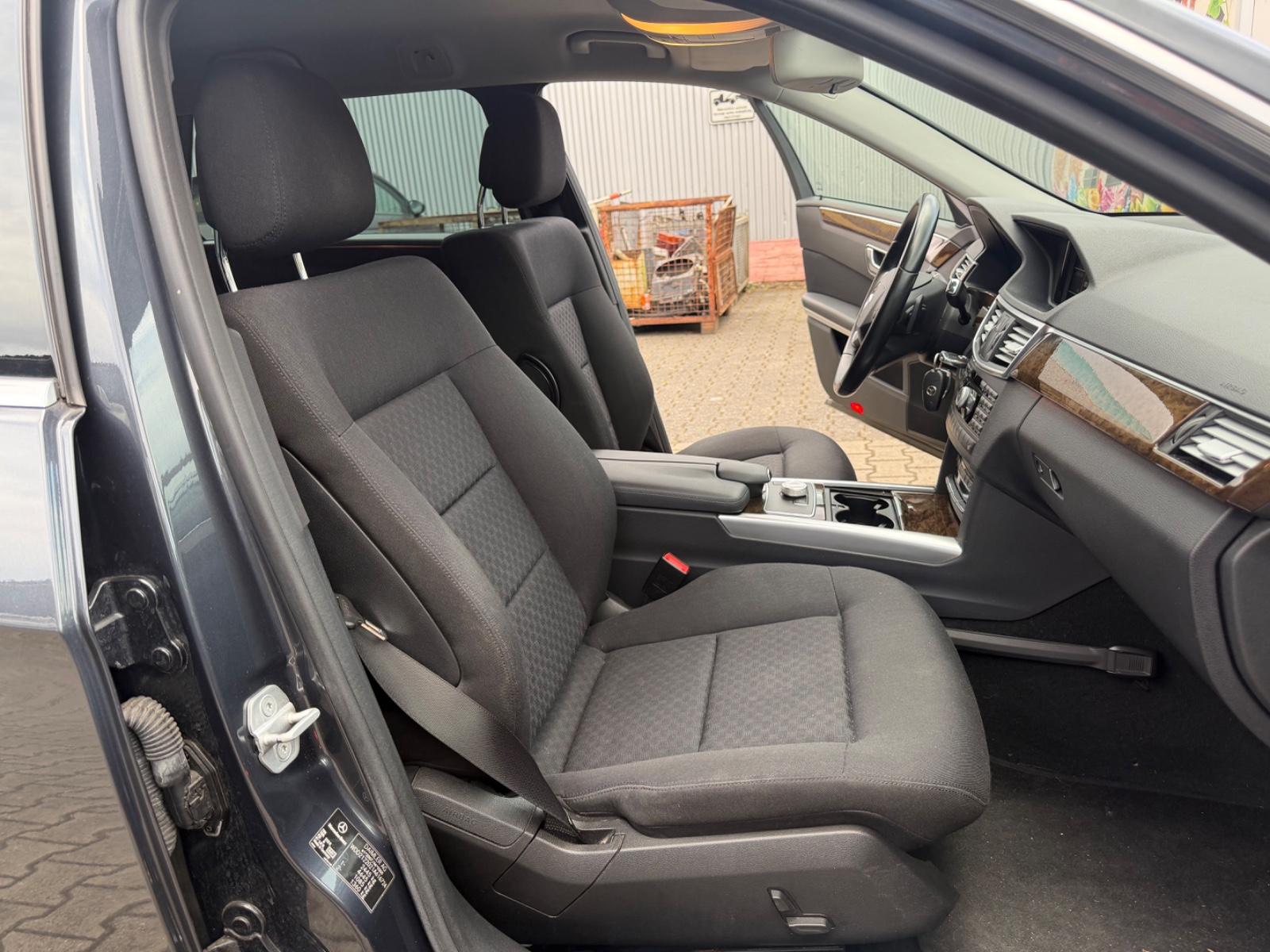Mercedes-Benz E220 2012 — photo 13