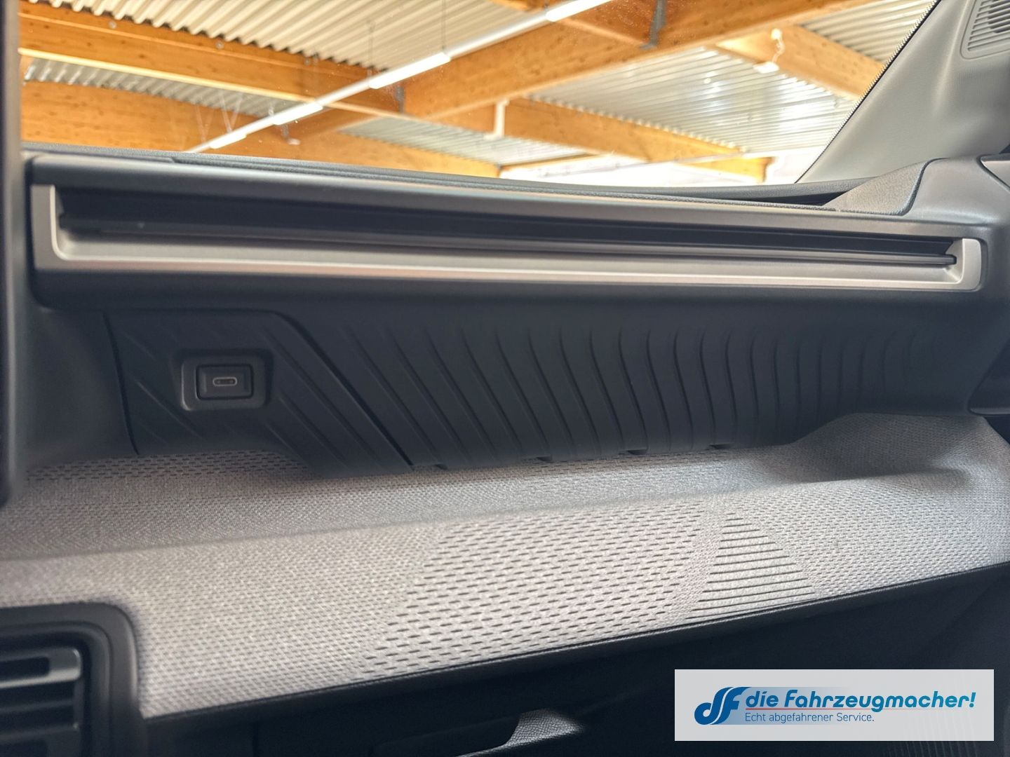 Fahrzeugabbildung Citroën C3 e 113 MAX HUD Navi Soundsystem LED Apple CarP