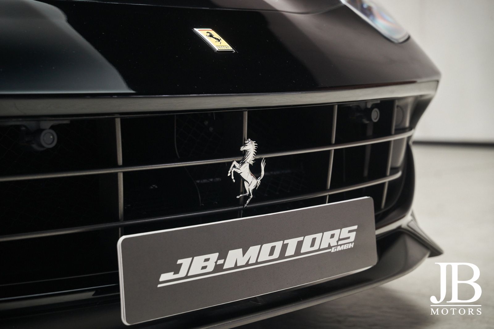 Fahrzeugabbildung Ferrari F12 Carbon Lift LED JBL Kamera Electric Seats